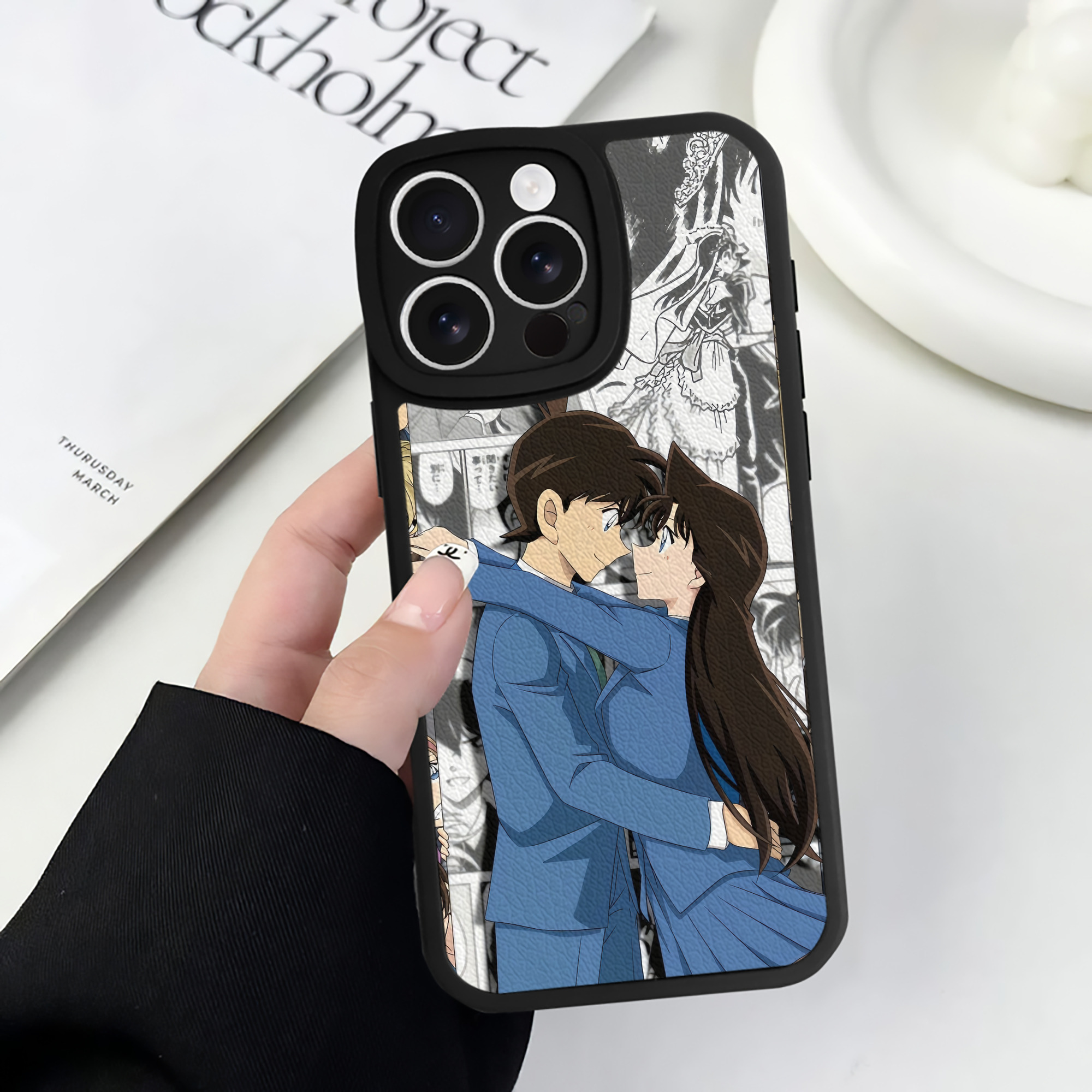 （画像用） 名探偵コナン Detective Conan 【iPhone 16シリーズ対応】シリコンスマホケース（レザー調） 材質：シリコン